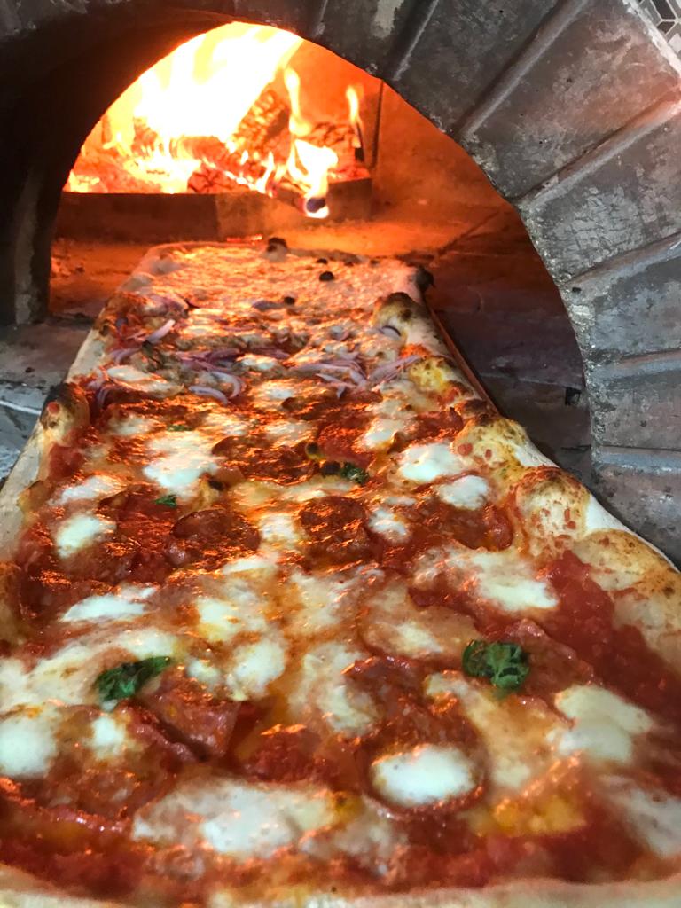 Pizza  Margherita al metro 